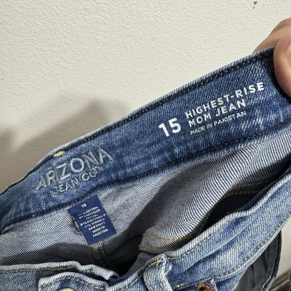 Arizona Light Wash Blue Jean Denim Distressed Mom Jeans Womens Size 15 Straight - Picture 6 of 8